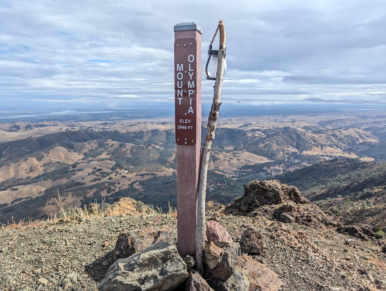mount olympia post with a view over hills, elev 2846